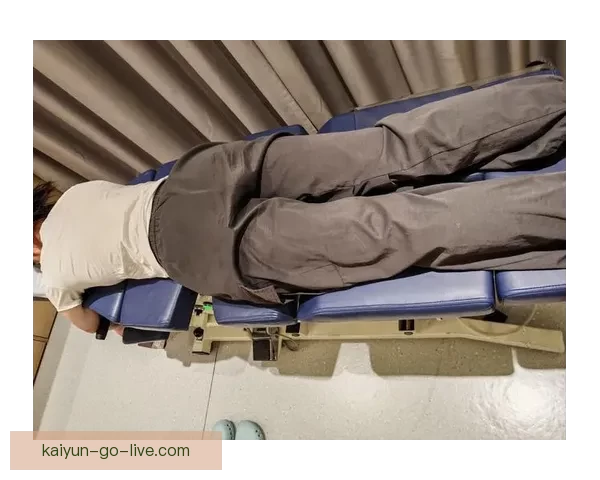 愿无大碍古德温倒地拼抢受压伤退场返回更衣室接受紧急治疗情况引关注