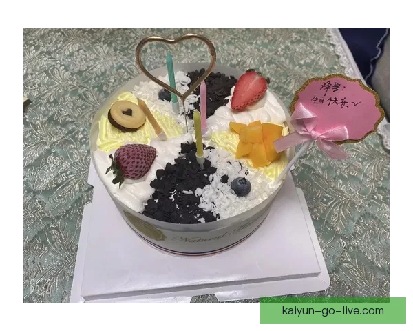 小宝生日快乐 李月汝分享庆祝照 自信微笑为自己干杯被爱环绕
